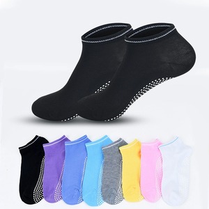 ODM JZVINA Factory Yoga Pilates Calcetines de corte bajo Antideslizante Diseño de rayas multicolor Calcetines de agarre para mujeres Logotipo personalizado Ajustable - Product Image 3