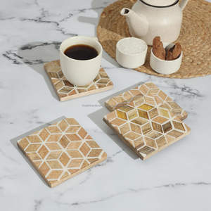 Juego de posavasos de madera de mango y resina de alta calidad de cuatro, protectores de bebidas de mesa con diseño de Chevron clásico - Product Image 1