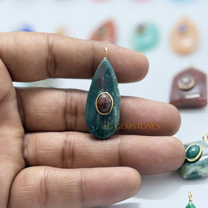 Colgante de Piedra Preciosa Lapislázuli en Forma de Lágrima Chapado en Oro de 18k con Pequeños Dijes de Piedra Doble Cornalina con Bisel - Product Image 5