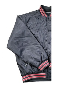 เสื้อแจ็คเก็ตวาร์ซิตี้ผ้าซาตินปักโลโก้โรงเรียนตามสั่ง ไซส์ใหญ่ ระบายอากาศได้ดี เสื้อแจ็คเก็ตเบสบอลผ้าไหมสำหรับฤดูหนาว สไตล์ใหม่ ปักลาย - Product Image 3