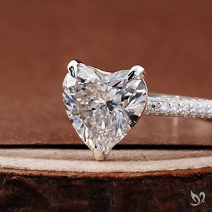 Anillo de Compromiso y Boda con Diamante Cultivado en Laboratorio de Corte Corazón de 3CT, Banda Pavé de Tres Filas, Diseño Audaz y Romántico, Oro de 10K - Product Image 3