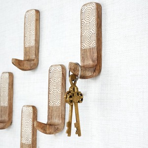 Cintres en bois de style européen professionnels, logo personnalisé, design vintage de luxe, finition laquée lisse, crochet chromé - Product Image 4