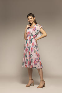 Elegante Vestido Largo con Estampado Floral Rosa y Cuello en V para Mujer, Ideal para Vacaciones en la Playa, Disponible a Precio de Mayoreo - Product Image 3