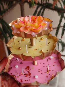 Bougie en cire de soja artisanale en pot en fer blanc à motif floral superposé, bord doré, décorative et parfumée, cadeau pour la remise des diplômes, Diwali, Halloween et Noël - Product Image 1