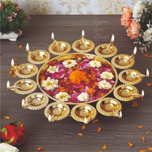 Bol Urli en métal artisanal avec 12 supports pour Diya, pour la décoration de Diwali, pot de fleurs flottant, centre de table de mariage, articles cadeaux spirituels - Product Image 1