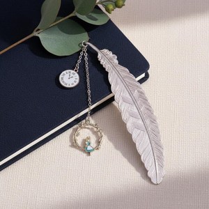 Marque-page vintage unique en métal avec finition rustique, parfait pour les collectionneurs de papeterie antique et d'objets littéraires. - Product Image 5