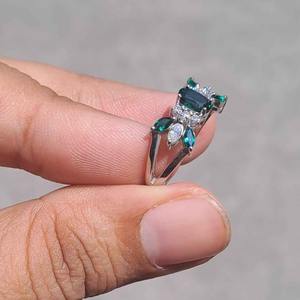 Bague ovale en or blanc 14 carats sur mesure, très demandée, avec émeraude verte et accents de diamants Moissanite étincelants, disponible à la vente - Product Image 3