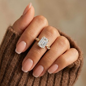 Anillo de Boda de Doble Punta con Diamante Corte Esmeralda, Chapado en Oro Amarillo de 14K, Anillo de Compromiso con Moissanita y Banda Trenzada - Product Image 1