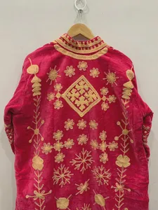 Chaqueta Larga de Terciopelo Rosa de la Colección Premium de Diseñador, Abrigo Tipo Shrug para Mujer, Chaqueta Abierta Hecha a Mano con Diseño Étnico Fusionado - Product Image 5