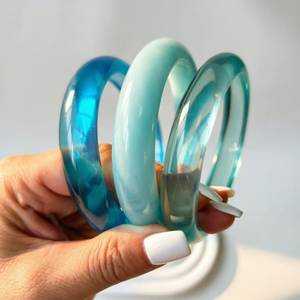 Bracelet en résine de luxe au design créatif fait main et finition lisse - Product Image 3