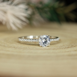 Bague de fiançailles élégante pour femme en argent sterling 925 plaqué or avec sertissage griffe et pierre principale Moissanite VVS 1 carat certifiée GRA - Product Image 6