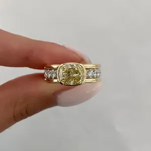 Bague de fiançailles de luxe en or jaune avec diamant jaune taille coussin et pierres latérales en diamant blanc, élégante et raffinée pour femme - Product Image 4