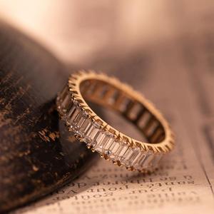 Anillo de Oro Amarillo Sólido de 18K con Diamante Cultivado en Laboratorio de Corte Esmeralda de 4x2.5mm Personalizable, Anillo de Boda de Lujo con Corte Escalonado de Eternidad Completa Premium - Product Image 4
