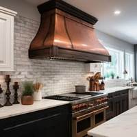 Hotte de cuisine décorative en cuivre martelé offrant une extraction puissante des fumées avec une beauté intemporelle pour les cuisines de luxe