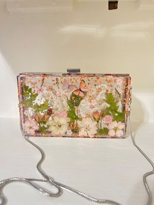 Bolso de Noche Ecológico con Cadena de Perlas y Flores Prensadas, Diseño de Rosa en Resina - Product Image 3