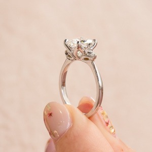 Anillo de Moissanita Clásico Chapado en Plata y Oro, Certificado IGI, Corte Cojín, Cuatro Garras, Anillo de Compromiso y Boda - Product Image 3