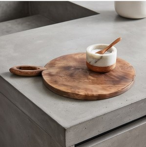 Planche à découper ronde en bois brun avec poignée ovale, grain de bois naturel - Product Image 3