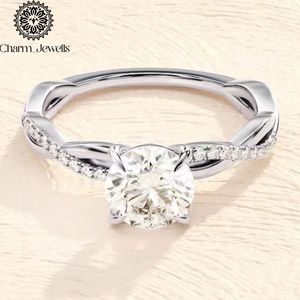 Anillo de compromiso de moissanita con corte cojín chapado en oro amarillo para mujer Charm Jewels, con engaste clásico de puntas y banda pavé - Product Image 4