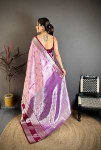 Sari de Seda Kanjivaram Hecho a Mano por Diseñadores con Pallu Rico en Zari Plateado y Tejido Tradicional - Product Image 4