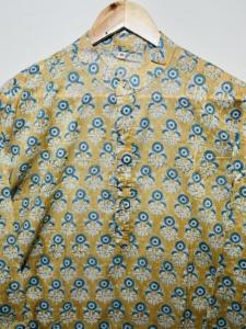 Kurta Corta de Manga Larga Dorada de Primera Calidad 100% Algodón para Hombre | Estampado Floral a Mano, Estilo Étnico Elegante |   Transpirable - Product Image 2