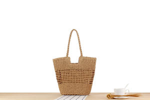 Añade un toque de elegancia fresca a tu atuendo con este bolso de hilo natural hecho a mano que exhibe una encantadora textura de red. - Product Image 5