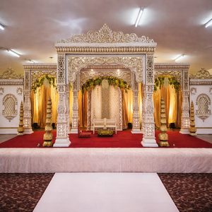 Mandap de Boda Real Personalizado con Elementos Tradicionales, Toldo de Boda Hindú Tallado en Oro, Estilo Templo del Sur de la India, Mandap de Londres - Product Image 2
