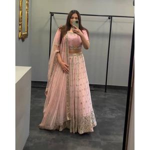 Elegante Lehenga Choli Vintage de Satén con Bordado en Línea A y Lentejuelas con Dupatta Color Durazno - Product Image 1