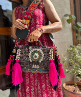 Nouveauté Sac Banjara en Cuir Souple Bohème Hippie Multicolore en Tissu de Coton Tribal Rajasthani Fait Main avec Franges et Pompons