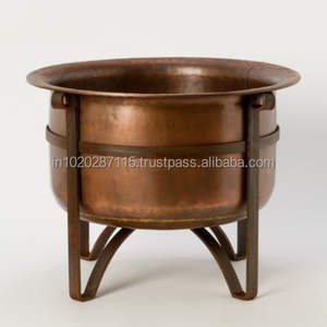 Foyer rond en cuivre avec base en métal robuste offrant chaleur et ambiance pour les rassemblements de patio ou de jardin - Product Image 1