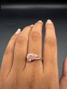 Anillo Solitario de Diamante Rosa en Forma de Pera en Oro Rosa con Engaste Moderno y Diseño Minimalista Elegante - Product Image 2