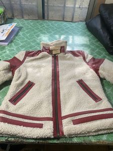 Chaqueta de cuero con forro de piel para hombre, estilo casual de invierno, con cuello alto, cierre de cremallera y logo frontal, ideal para Navidad (estilo Papá Noel) - Venta al por mayor de Furat Leathers - Product Image 3
