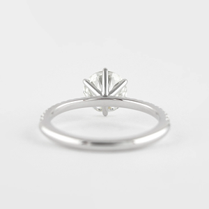 แหวนหมั้นเพชรทรงกลมเจียระไนแบบบริลเลียนท์ ประดับเพชรด้านข้าง ทอง 14k สไตล์คลาสสิก รับรองโดย IGI - Product Image 4