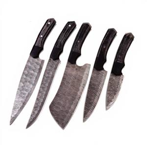 Cuchillo único hecho a mano de acero de Damasco con hoja martillada de espiga completa, ligero, multiusos, ecológico, duradero y afilado como una navaja, con mango de madera. - Product Image 1