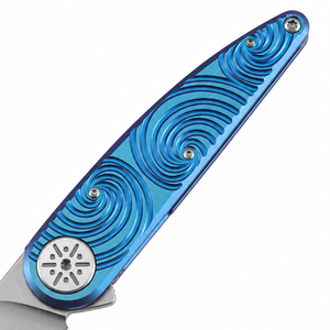 Couteaux pliants bleu argenté avec lame argentée satinée, motif en spirale bleu vif, manche en métal, pivot décoratif et portables et compacts - Product Image 6