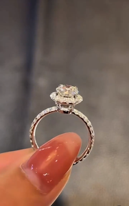 แหวนหมั้นเพชรแล็บโกรว์ทรงฮาโลแบบฝังเพชร 14K ชุบทองคำขาว 14K พร้อมเพชรด้านข้างและด้านกลาง ดีไซน์หรูหราสำหรับงานแต่งงาน - Product Image 2