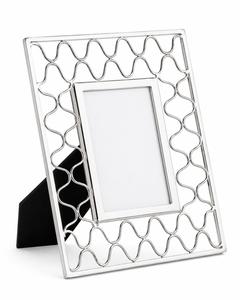 Cadre photo moderne en métal rectangulaire, design à rayures diagonales dorées, affichage vertical sur table, cadre photo personnalisé - Product Image 3
