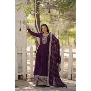 Robe de soirée élégante brodée de sequins, coupe trapèze, avec de magnifiques détails - Product Image 6