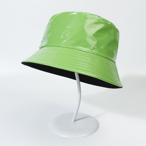Sombrero de Pescador Impermeable de Cuero Brillante con Patrón de Letras Vintage, Estilo Urbano para Viajes al Aire Libre - Product Image 2