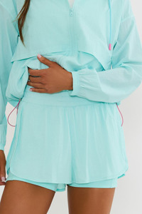 Ensemble coupe-vent léger pour femme avec sweat à capuche froissé et short, tenue de sport décontractée, ensemble de survêtement 2 pièces assorti avec taille élastique - Product Image 4
