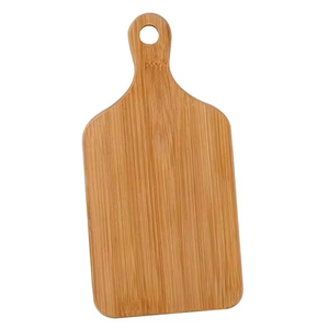 Planche à découper rectangulaire en bois naturel écologique avec poignée intégrée et trou de suspension, épaisseur 1,5 cm, compatible lave-vaisselle - Product Image 3