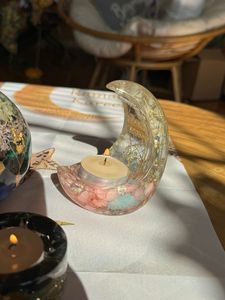 Porte-bougie en résine tendance avec un design artistique pour la décoration de table et l'amélioration de l'intérieur - Product Image 4