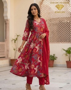 Ensemble Kurta en coton bleu brodé pour femme Hari Om Creations avec broderie géométrique faite à la main, col en V, manches trois quarts, longueur intégrale - Product Image 1