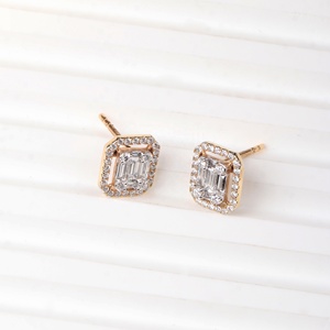 Boucles d'oreilles clous en or jaune massif 18 carats avec diamants baguette naturels et halo carré, collection Memoria Jewels, vente en gros - Product Image 4
