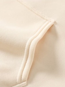 เสื้อฮู้ดผู้ชายสีเบจทรงโอเวอร์ไซส์ ผ้าฟลีซคอตตอน 100% มีกระเป๋าหน้า สไตล์วินเทอร์ แนวอาร์แวนท์การ์ด คูลเจอร์ ใส่สบาย - Product Image 3