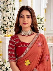 Sari Tradicional Indio para Boda, Marca AARA, Rojo, de Seda, con Bordado Floral, Largo hasta el Suelo, Estilo Étnico Pakistaní, Corte Regular - Product Image 2