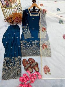Tenue traditionnelle de fête Diwali en soie Fendy avec broderie de sequins, travail de rivets et de perles, haut, palazzo et dupatta en soie organza imprimé à la main - Product Image 3