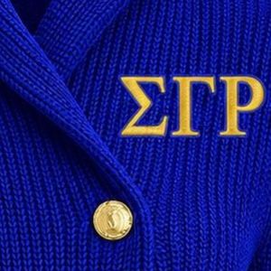 Chaqueta de punto premium con letras griegas bordadas Sigma Gamma Rho, estilo cárdigan cruzado, elegante con botones frontales para hermandad - Product Image 5