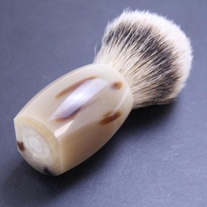 Pinceau à raser haut de gamme fait main, poli, en corne de buffle bio, imperméable, avec poils de blaireau véritable et manche en corne animale, design classique pour rasage humide - Product Image 3