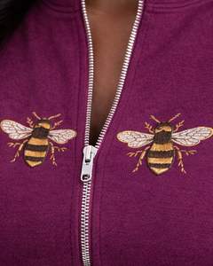 ชุดโยคะสองชิ้นสีแดงไวน์สำหรับผู้หญิง เสื้อครอปซิปและกางเกงขาบานเอวสูง ปักลายผึ้ง ชุดออกกำลังกาย ผลิตตามสั่ง - Product Image 5