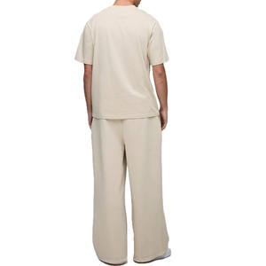 Camiseta de algodón grueso de corte holgado para hombre, con logo minimalista en el pecho, estilo streetwear, cuello redondo, para venta al por mayor y marca privada OEM - Product Image 2